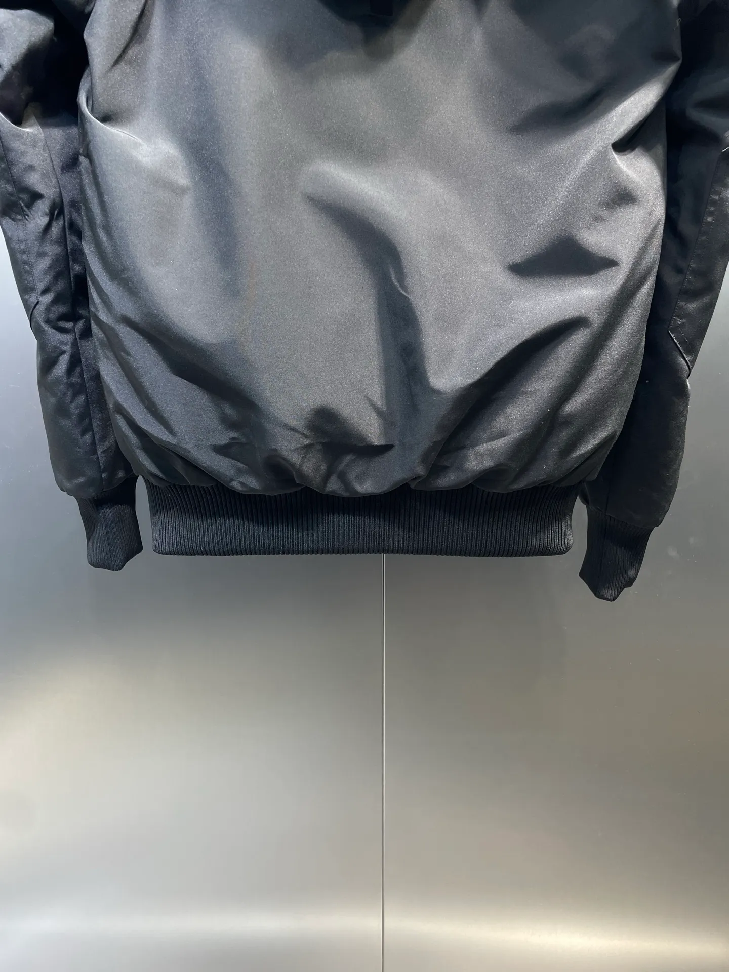P780 high-end version Canada Goose Canada Goose #Chilliwack 7999M bomber jacket short down jacket/01 model #Men and Women Same Style# ➖ Genuine synchronous anti-counterfeiting chip sensor! ➖ Imported 21S polyester-cotton blended original fabric [last year’s 16S/18S hard fabrics have been completely eliminated, this year all use 21S genuine synchronous fabrics, the soft mid-strap feels delicate and textured], genuine synchronous Feather-Light 10D waterproof coating fabric, made of 84.5 polyester fiber and 15.5 cotton, 100% the best feel in the entire network! ➖ The genuine official website is synchronized with the national standard 80 white duck down, you can check the official website customer service, there will never be a series of misleading claims such as 90 down or goose down! ➖ Using the best nylon lining with double double-layer sealing design, velvet-proof No. 7 needle + grid-filled down ready-made garments, there is 100% no so-called velvet running! ➖ The cuffs are designed with thickened seamless threads, and the collar and pockets are lined with top-quality polar fleece to keep you warm and comfortable! ➖ Yoshida YKK provides original custom-made electroplated sliders. YKK two-way lockable zippers are tight and smooth and will not peel off paint! ➖ 3M composite guarantees that the Velcro is the same as the original, durable, and all accessories and hardware are custom-made! ➖ Imported BEHRINGER embroidery machine to customize the 10,000-needle embroidery logo, 98% of which can be reproduced to restore the original logo. You can check and compare on the official website! ➖ The fur collars are all made of large pieces of Western Canadian blue wolf hide, ensuring that each fur collar is 13-15cm wide!   Size:XS-XXL